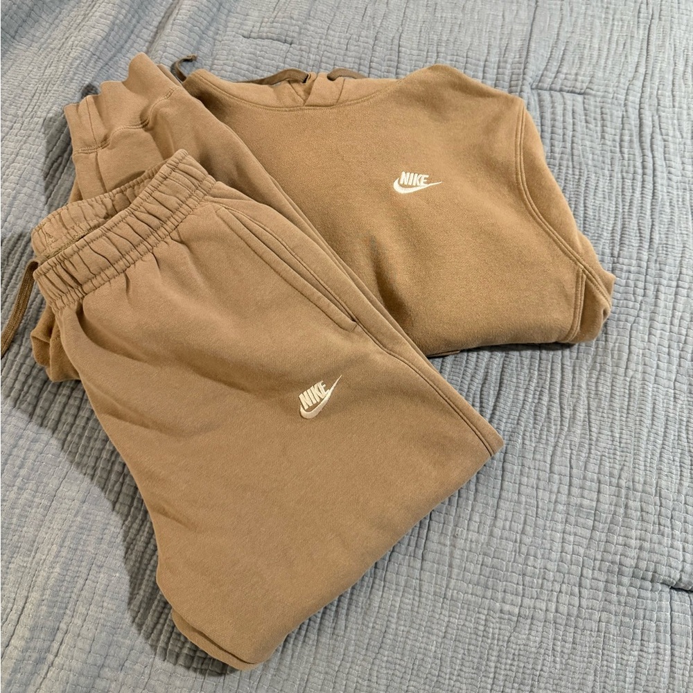 Men’s small Nike sweatsuit